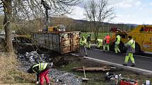 Při dopravní nehodě v Markvarticích se převrátil přívěs plný kovového odpadu.