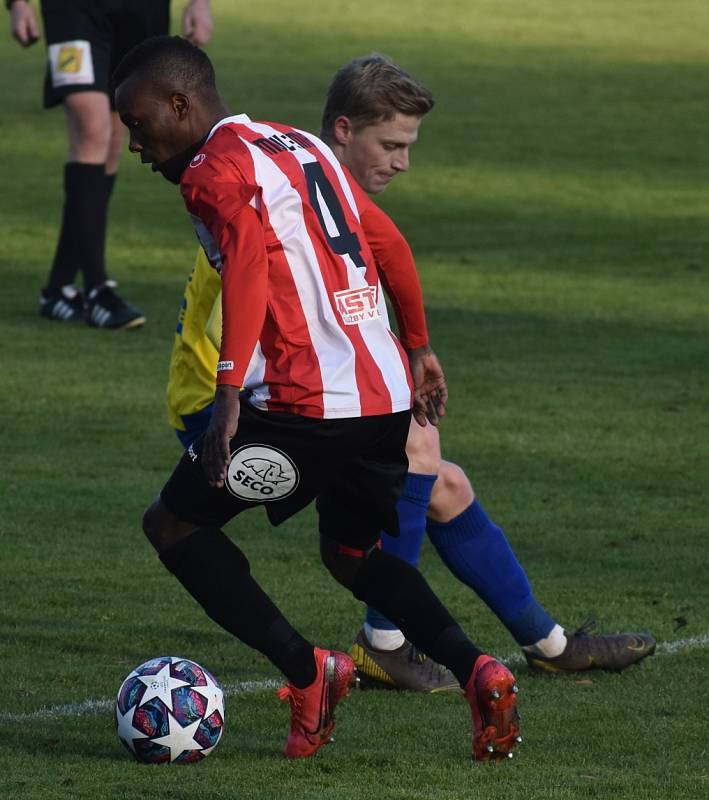 Fotbalisté Varnsdorfu (žlutomodré dresy) doma prohráli 1:3 se Žižkovem.