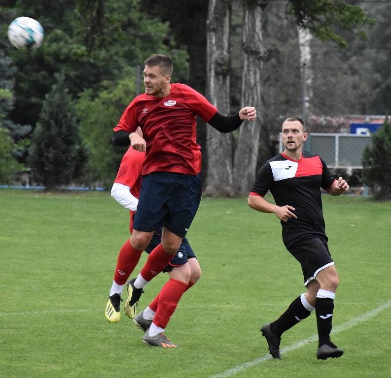 Junior Děčín (červené dresy) porazil Dobkovice vysoko 7:1.