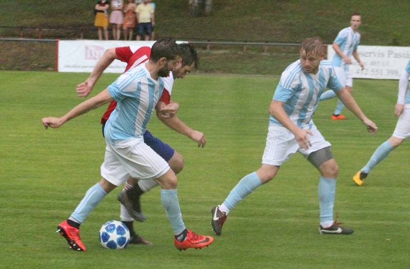 PORÁŽKA. Fotbalisté Modré (červené dresy) doma prohráli 1:3 se Srbicemi.