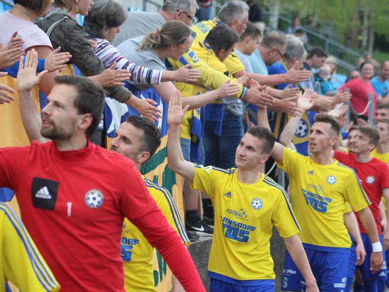 DERBY. Fotbalisté Varnsdorfu (ve žlutém) přivítali Ústí nad Labem