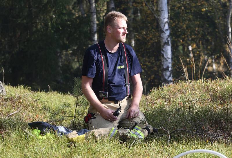 Lesní požár u Tisé hasiči likvidují už druhý den