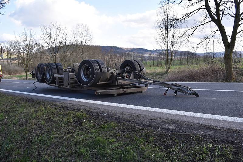 V Markvarticích se převrátilo nákladní auto.