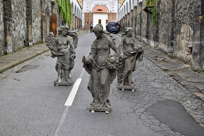 Sochy z glorietu v Růžové zahradě zamířily k restaurátorům.