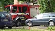 Zaparkované auto se později samo rozjelo. Z parkoviště sjelo ze svahu a zastavilo se až o strom