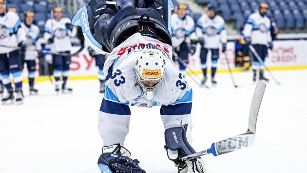 Vojtěch Hambálek začínal s hokejem ve Varnsdorfu. Teď chytá juniorskou extraligu v Liberci. Jeho snem je NHL.