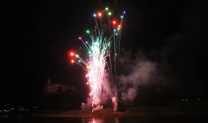 Děčínské slavnosti 2018 začaly velkolepým ohňostrojem.