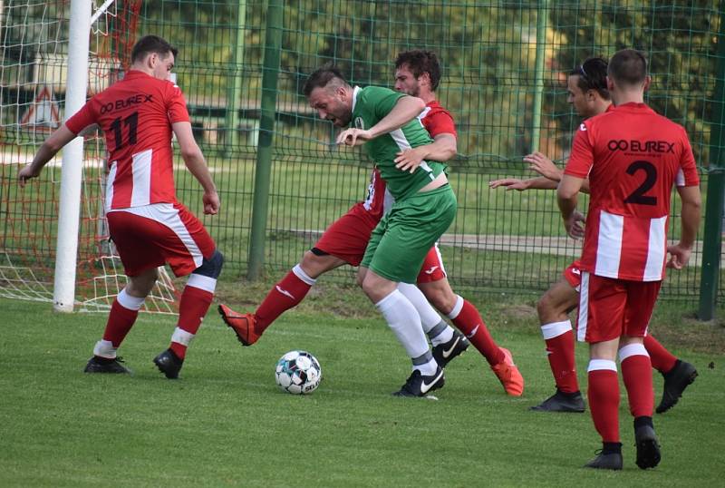 Dobkovice (červené dresy) doma jasně přejely Heřmanov, když ho porazily 8:1.