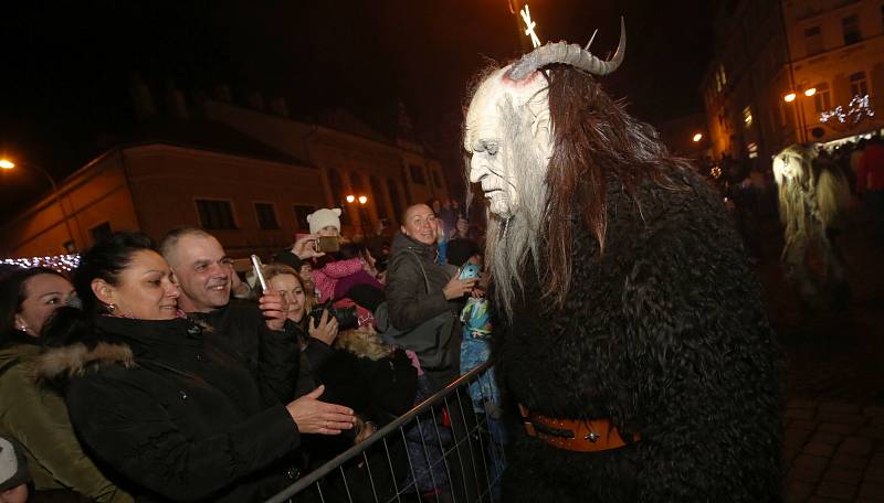 Po náměstí v Benešově nad Ploučnicí se proháněli čerti krampusáci