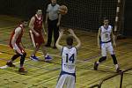 DERBY. Basketbalisté Varnsdorfu (v bílém) doma porazili Děčín.