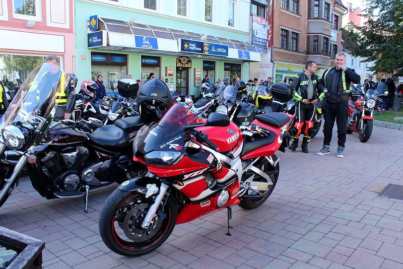 V sobotu se nejen na Mostecku uskutečnila spanilá jízda motorkářů UniRiders, která finančně pomohla třem těžce nemocným dětem.