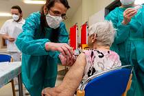 V domově na Severní Terase začalo očkování seniorů.