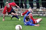 DVANÁCT BRANEK padlo v Neštěmicich. Domácí fotbalisté (modré dresy) porazili Modrou vysoko 8:4.