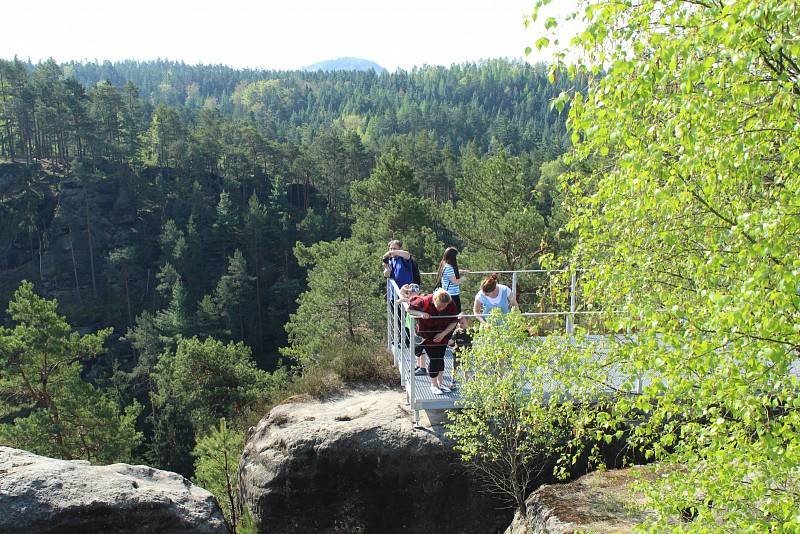 Vášniví turisté zahájili sezonu v národním parku několikakilometrovým výletem.