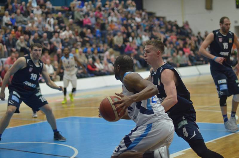 DĚČÍNŠTÍ BASKETBALISTÉ urvali vítězství v Kolíně až díky prodloužení.