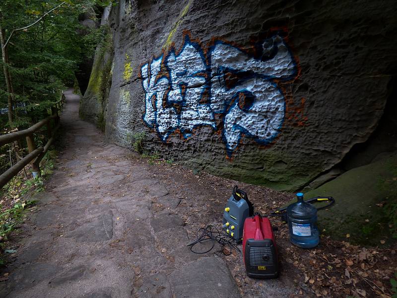 Vandal poničil skálu v Edmundově soutěsce.