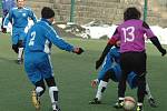 LÍDR NEZAVAHÁL. Česká Kamenice (v modrém) porazila 4:1 Přestanov.