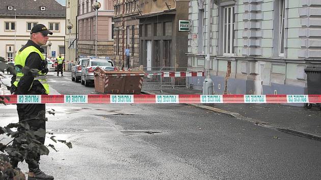 Policisté čekají na příjezd pyrotechnika, Tržní ulici celou uzavřou