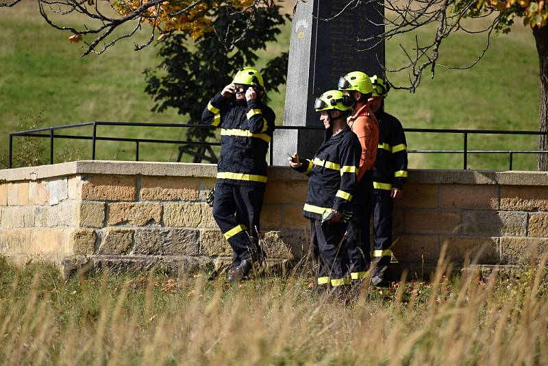 Hasiči svezli za pomoci vrtulníku kilometry hadic od Pravčické brány