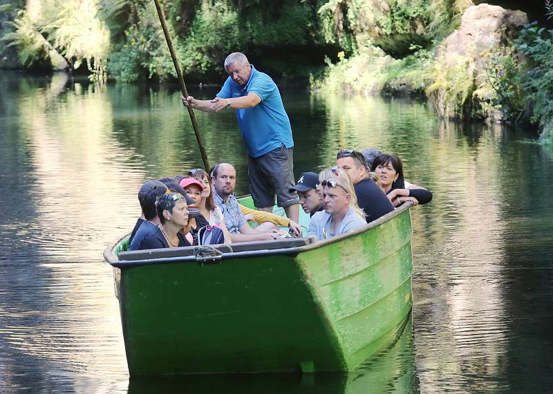 Do soutěsek ve Hřensku každoročně míří stovky tisíc turistů.