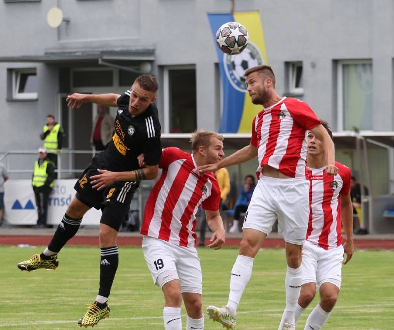 Fotbalisté Varnsdorfu (černé dresy) doma porazili Žižkov 2:1.