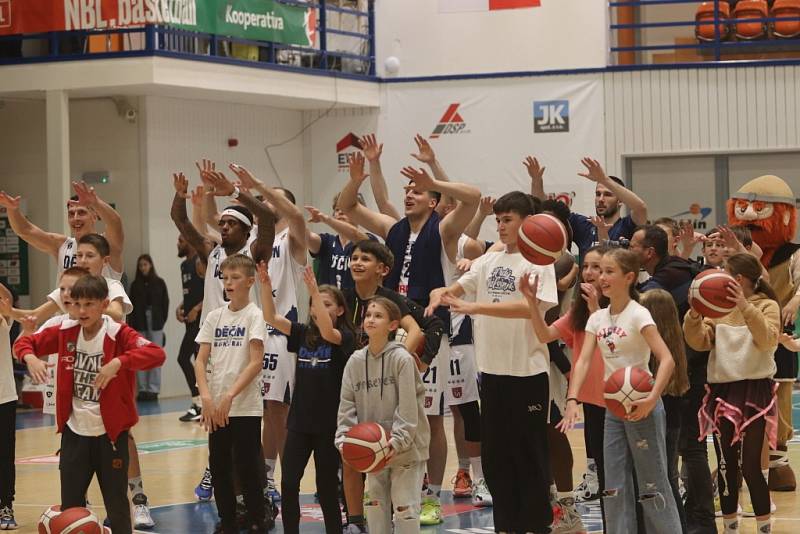 Basketbalisté Děčína doma porazili Ostravu a nadále drží v Kooperativa NBL první místo.