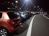 Jedním z problémů, které obyvatele Děčína trápí nejvíce je nedostatek parkovacích míst. Ilustrační foto - parkování v Březinách v Děčíně.