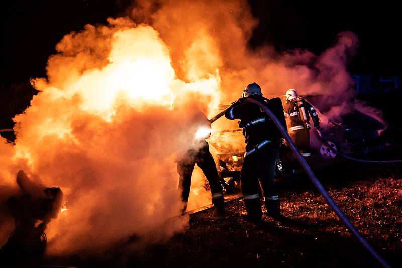 V Rumburku v noci na čtvrtek 28. listopadu shořela tři auta