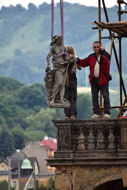 Sochy z glorietu v Růžové zahradě zamířily k restaurátorům.