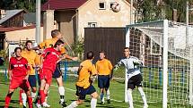 0:4. Fotbalisté České Kamenice (červené dresy) doma prohráli s Jílovým 0:4.