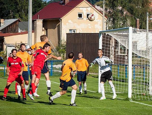 0:4. Fotbalisté České Kamenice (červené dresy) doma prohráli s Jílovým 0:4.