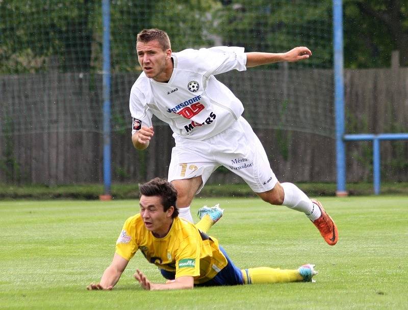 ŠKODA. Varnsdorf (v bílém) herně nezklamal, přesto prohrál s Teplicemi 0:4.