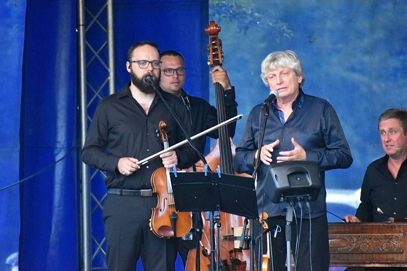 O další koncert v zámeckých zahradách v Děčíně se postaral Hradišťan s Jiřím Pavlicou.