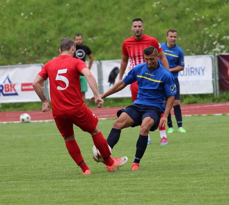 PORÁŽKA. Rumburk (v modrém) doma podlehl Ledvicím 2:4.