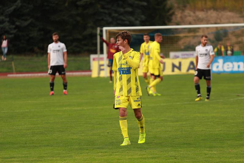 VELKÁ ŠKODA. Fotbalisté Varnsdorfu (ve žlutém) po dobrém výkonu prohráli se Zlínem 1:2.