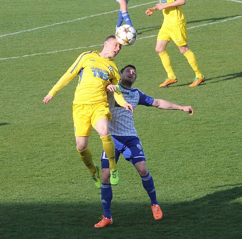 VARNSDORF (ve žlutém) si přivezl ze Znojma výhru 1:0.