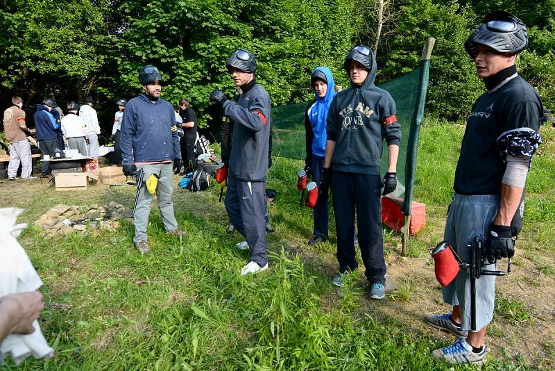 Nové hřiště na paintball ve Velkém Šenově si vyzkoušeli děčínští basketbalisté.