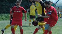 MAJÍ BOD. Česká Kamenice (v červeném) remizovala 0:0 s Chlumcem.