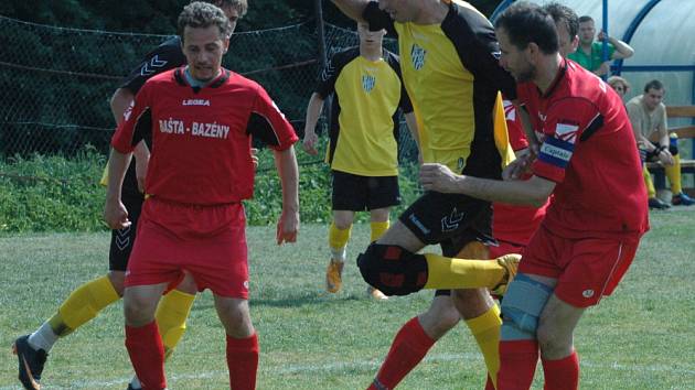 MAJÍ BOD. Česká Kamenice (v červeném) remizovala 0:0 s Chlumcem.