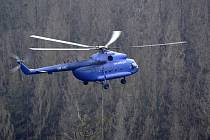 V Česko-saském Švýcarsku vyváží ze soutěsky Křinice kmeny vrtulníkem.