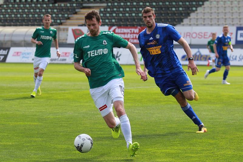 Fotbalisté Varnsdorfu (v modrém) prohráli v Jablonci 1:2.