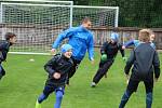 NÁVŠTĚVA. Tři fotbalisté FK Teplice navštívili trénink FAPV Děčín.