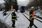 Na železničním přejezdu se v Bechlejovicích střetl vlak a osobní automobil. Na místo vyjely tři hasičské jednotky.