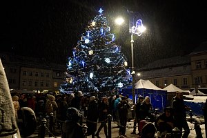 V Rumburku rozsvítili na Lužickém náměstí vánoční strom.