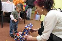 Na Šluknovsku předají každý rok pracovníci chudým dětem okolo 350 dárků.