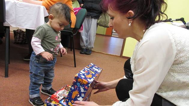 FOTO: Chudé děti se mohou těšit na Vánoce díky štědrým lidem, pomáhá jim  Kostka - Děčínský deník