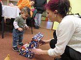 Na Šluknovsku předají každý rok pracovníci chudým dětem okolo 350 dárků.