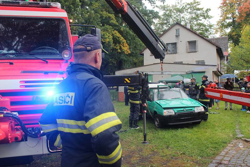 Hasiči ze Šluknova oslavili 150. výročí v zámeckém parku.