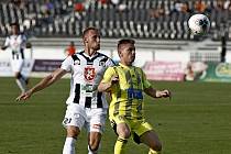 DEBAKL. Fotbalisté Varnsdorfu (ve žlutém) propadli v Hradci Králové, kde prohráli 0:8.