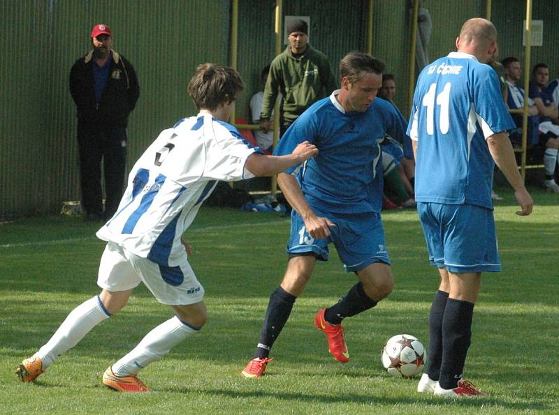 PARÁDA! Fotbalisté Horního Podluží (modrá) doma přejeli Chabařovice 6:0.